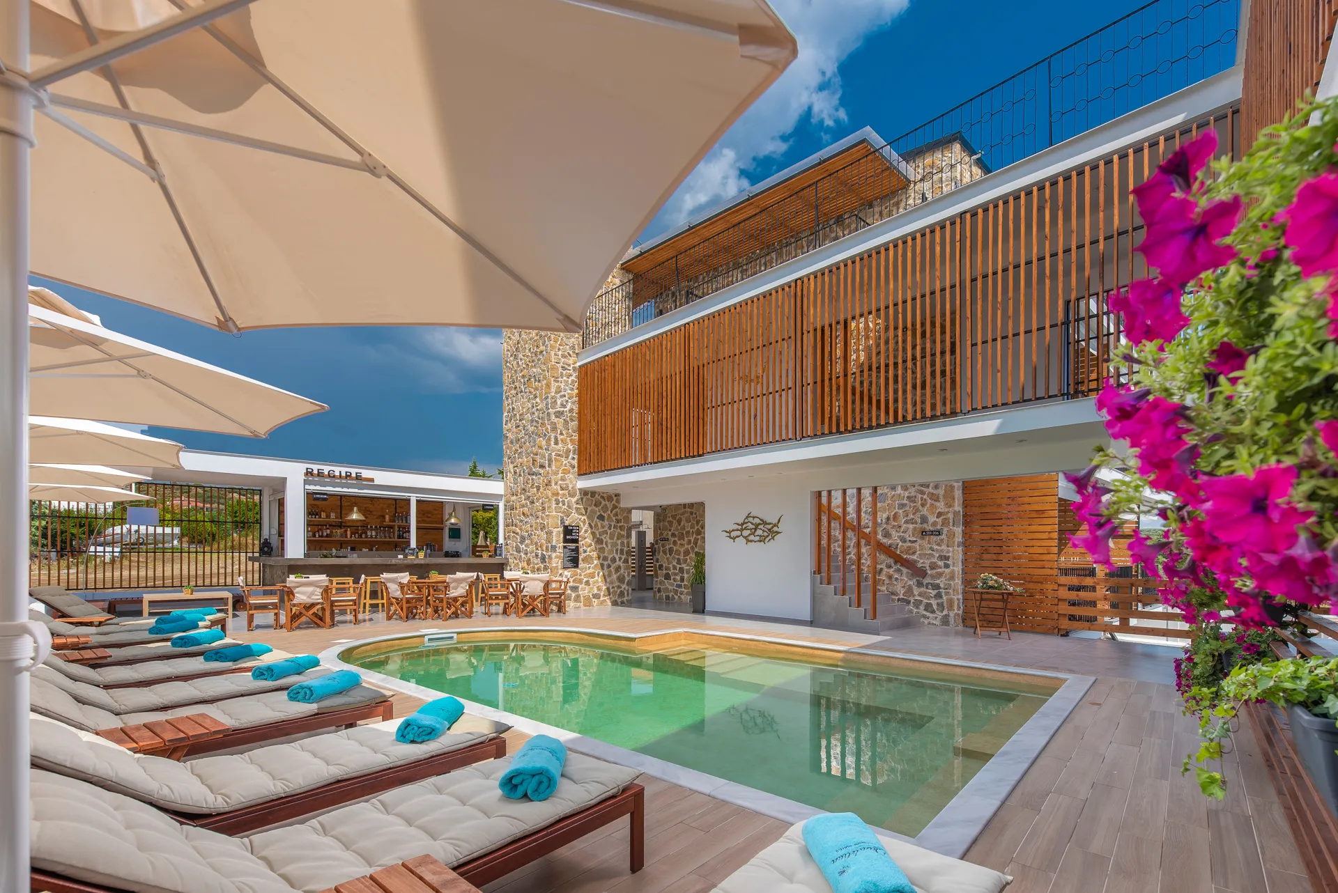 Tiara Holidays - Dandelion Premium Suites - bazen i bar